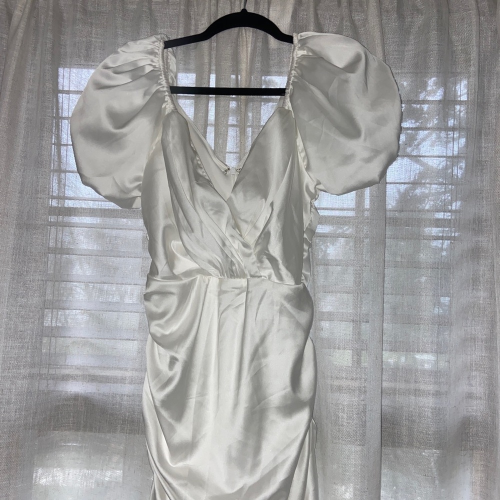 Super cute silk dress form Lulus! 🐚🪸✨